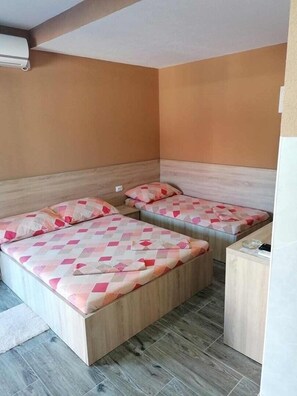 1 bedroom, bed sheets