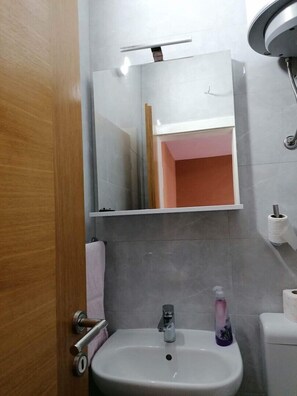Bathtub, towels