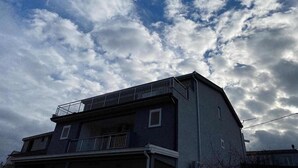 Un edificio de dos pisos con un balcón en el nivel superior.