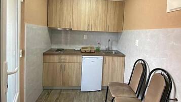 Frigorífico y placa de cocina