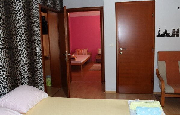 2 bedrooms, iron/ironing board, WiFi, bed sheets
