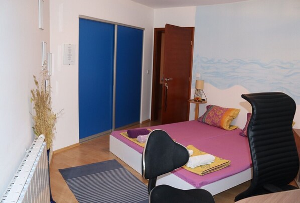 Iron/ironing board, WiFi, bed sheets