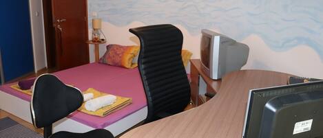 Iron/ironing board, WiFi, bed sheets