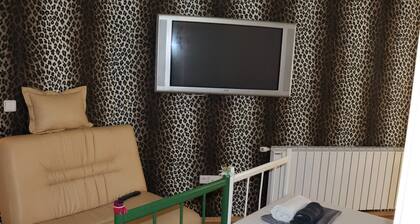Two separate double rooms Uma with shared bathroom