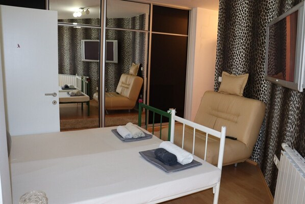 Iron/ironing board, WiFi, bed sheets - Two separate double rooms Uma with shared bathroom (Visoko)