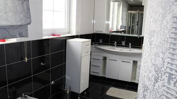 Suihku, hiustenkuivaaja, pyyhkeet