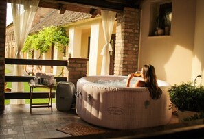 Outdoor spa tub - Kuzmanovi Dvori in Stitar (Stitar)