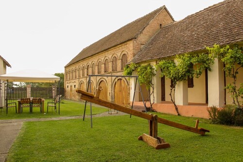 Kuzmanovi Dvori in Stitar