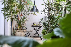 Outdoor dining - Stylish and Unique 2BR Apt w Patio (Tel Aviv)