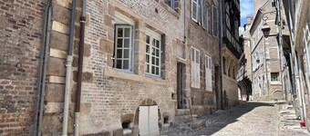 Charming Central Studio with Terrace, Near Historical Sites, Fully Equipped, Sleeps 2, Free Wi-Fi