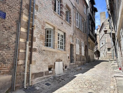 Charming Central Studio with Terrace, Near Historical Sites, Fully Equipped, Sleeps 2, Free Wi-Fi