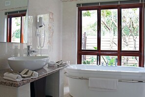 Deluxe Double Room | Bathroom