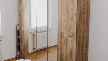 2 Schlafzimmer, Reisekinderbett, kostenloses WLAN, Bettwäsche