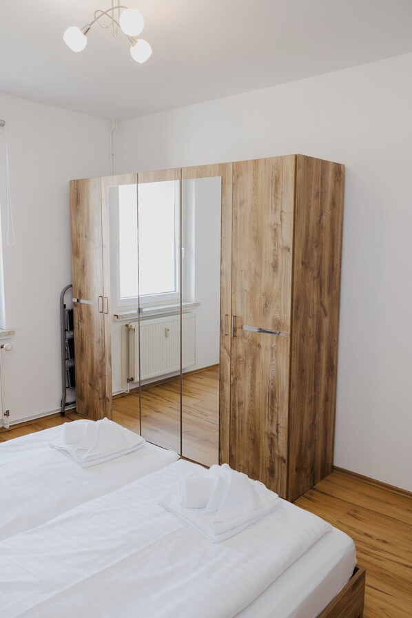 2 bedrooms, travel cot, free WiFi, bed sheets