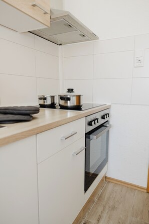 Kylskåp, mikrovågsugn, ugn och spishäll