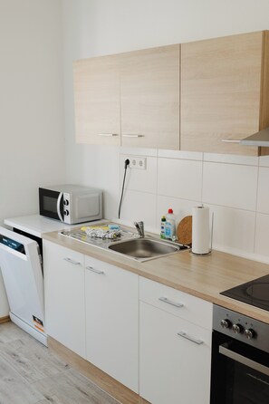 Kühlschrank, Mikrowelle, Ofen, Herdplatte