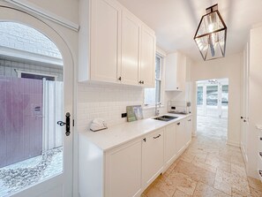 Tủ lạnh, lò vi sóng, ấm điện 
