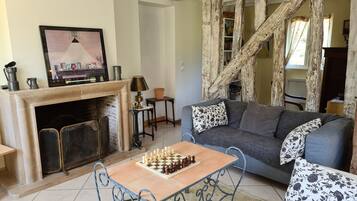 TV, lareira, escritĂłrios