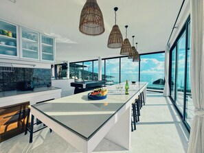 Kühlschrank, Mikrowelle, Herdplatte, Wasserkocher mit Kaffee-/Teezubehör