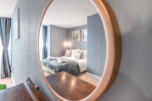 2 habitaciones, escritorio, tabla de planchar con plancha y wifi gratis 