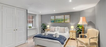 Brewery View | Central| Close to restaurants | 2 Bed | Stylish Apt | Lift | Unique
