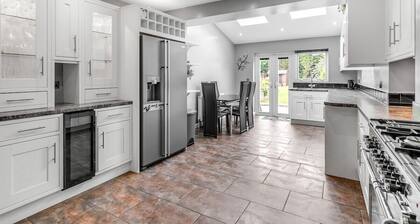 L/Parking | Sleep7 | 4BR | 2 BA