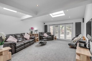 Smart TV, offices - L/Parking | Sleep7 | 4BR | 2 BA (Norfolk)