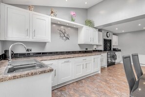 Fridge, microwave, oven, dishwasher - L/Parking | Sleep7 | 4BR | 2 BA (Norfolk)