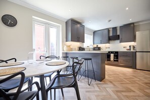 ثلاجة، ميكروويف، فرن، موقد طهي مسطح