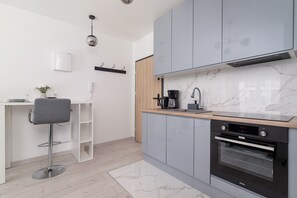 Apartamento, 1 quarto, sacada | Cozinha privada | Micro-ondas, lava-louças, cafeteira/chaleira, chaleira elétrica
