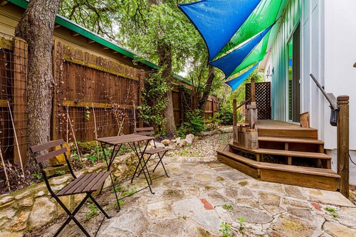 Beautiful Cottage Close to Downtown Austin