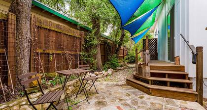 Beautiful Cottage Close to Downtown Austin