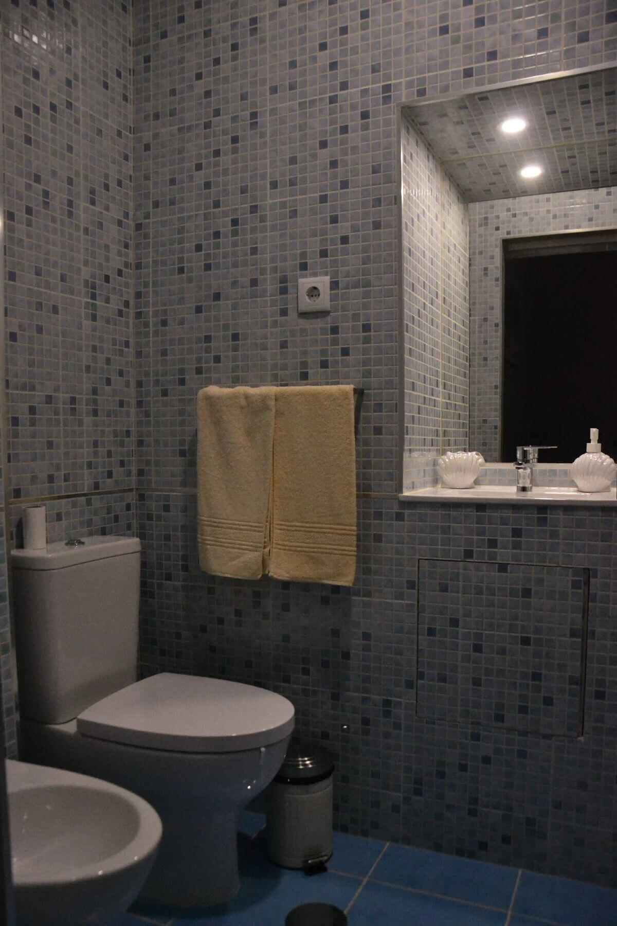 Sèche-cheveux, serviettes fournies, savon