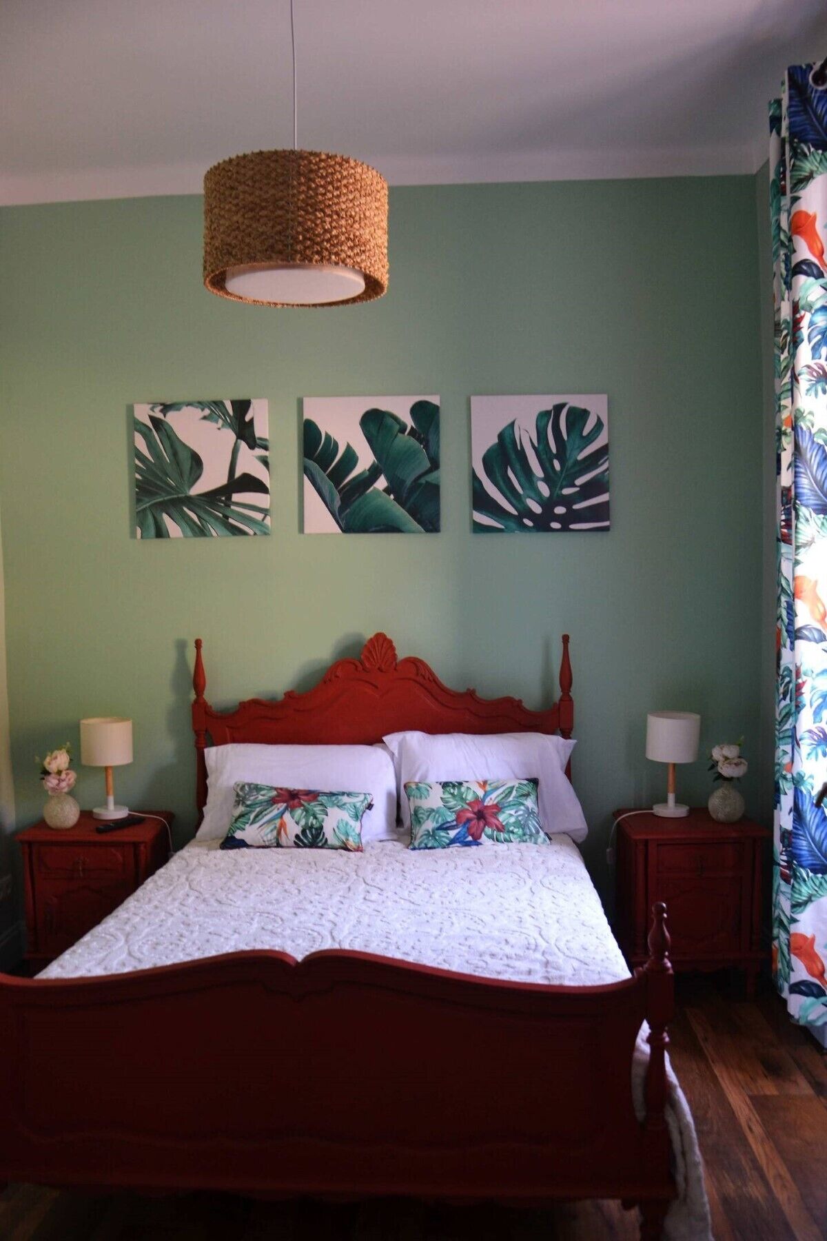 3 slaapkamers, een strijkplank/strijkijzer, reisbedje, gratis wifi