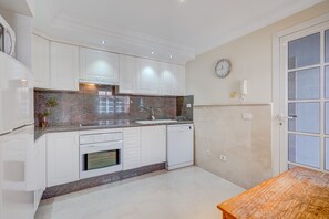 Réfrigérateur, micro-ondes, four, lave-vaisselle