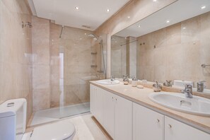 Baignoire, serviettes fournies