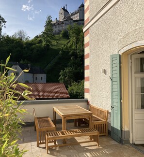 Outdoor dining - Das Historische Haus zur Burg Ein: Apartment Ciao-aschau Burgblickterrasse (Aschau)