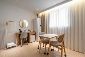 Premium bedding, down duvets, laptop workspace, soundproofing - HOTEL SOHA (Gumi)