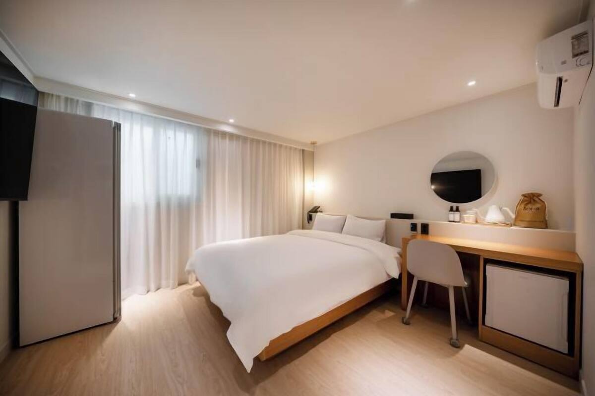 Premium bedding, down duvets, laptop workspace, soundproofing