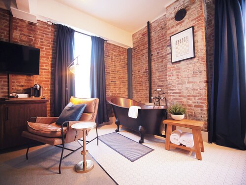 Boutique 1 BR King Suite in historic Jacksonville. Walk to Britt Festival and wine tasting! Features a luxurious tub, comfortable king bed, and charming Inn details. Ideal for couples