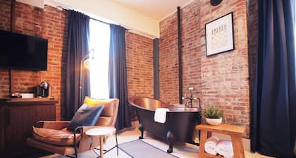 Boutique 1 BR King Suite in historic Jacksonville. Walk to Britt Festival and wine tasting! Features a luxurious tub, comfortable king bed, and charming Inn details. Ideal for couples