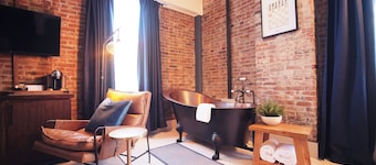 Boutique 1 BR King Suite in historic Jacksonville. Walk to Britt Festival and wine tasting! Features a luxurious tub, comfortable king bed, and charming Inn details. Ideal for couples