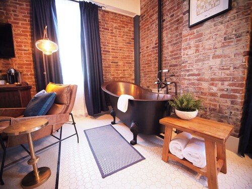 Boutique 1 BR King Suite in historic Jacksonville. Walk to Britt Festival and wine tasting! Features a luxurious tub, comfortable king bed, and charming Inn details. Ideal for couples