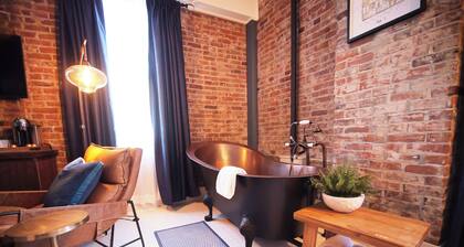 Boutique 1 BR King Suite in historic Jacksonville. Walk to Britt Festival and wine tasting! Features a luxurious tub, comfortable king bed, and charming Inn details. Ideal for couples