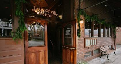 Charming 1 BR Queen Guest Room at the Historic Jacksonville Inn. Walk to downtown shops, dining, and the Britt Festival grounds. Perfect for a quick stopover or a romantic Oregon wine country visit.