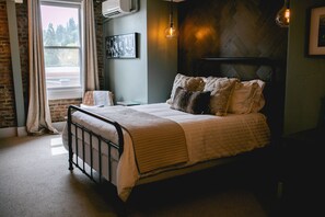 1 slaapkamer, een bureau, een strijkplank/strijkijzer, reisbedje