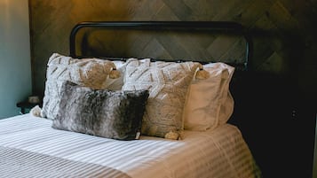 1 habitación, tabla de planchar con plancha y cuna de viaje