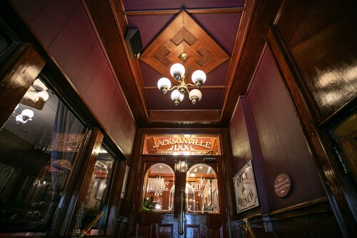 Boutique 1 BR King Suite in historic downtown Jacksonville. Walk to the Britt Festival! Enjoy a king bed, modern rain shower, and charming Inn details. Ideal for a romantic or weekend getaway.