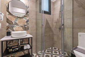 Deluxe Studio | Bathroom | Shower, free toiletries, hair dryer, towels
