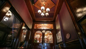 Un interior de madera con un candelabro, un letrero que dice Jacksonville Inn y un vidrio.